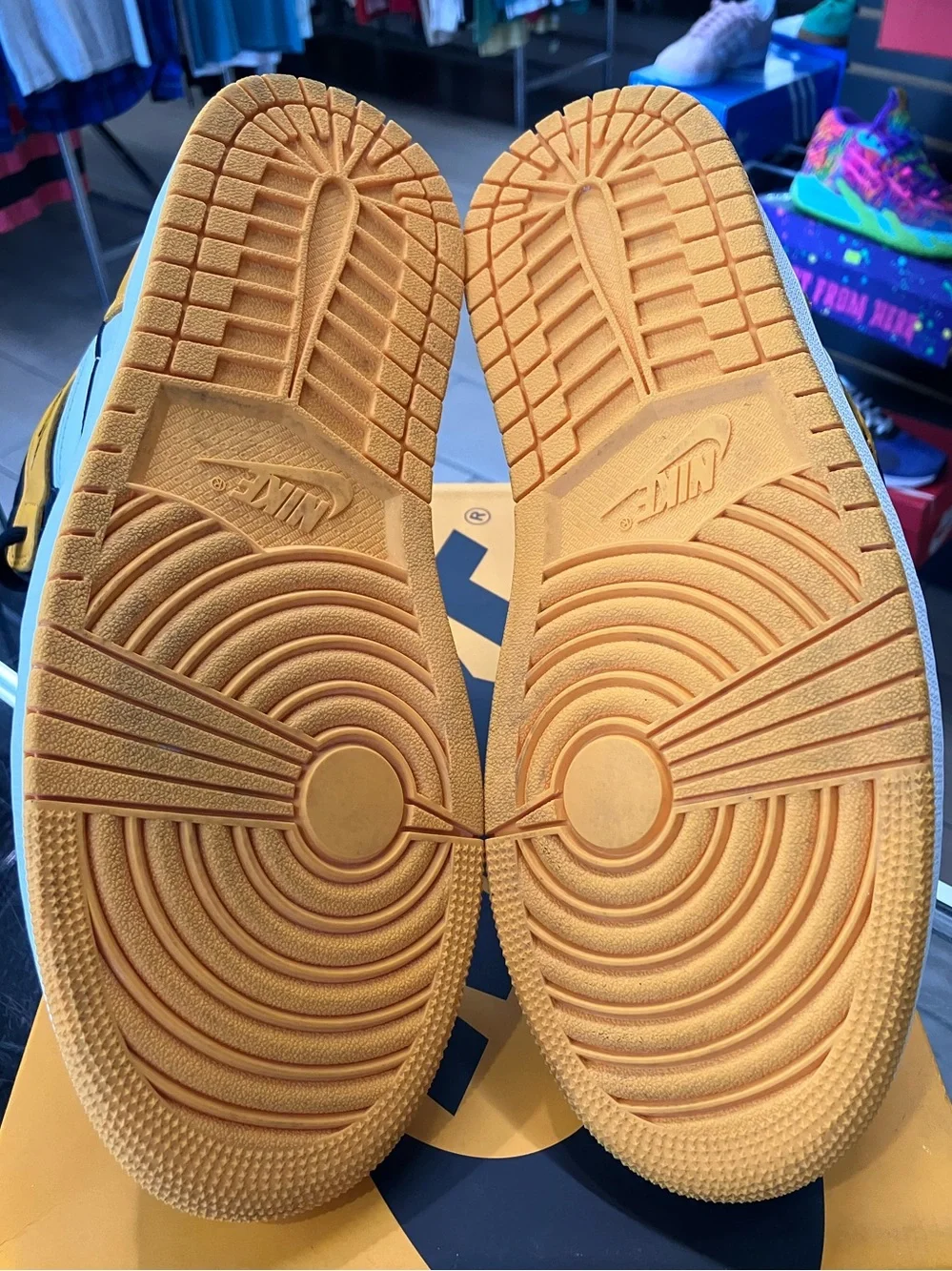 Air Jordan 1 Retro High Taxi Size 9